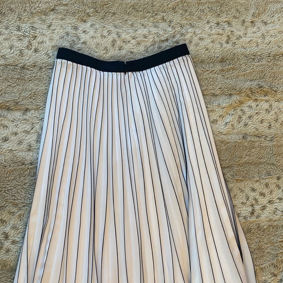 Banana Republic Skirts Crinkle Satin Pleated Midi Skirt Poshmark banana-republic-skirts-crinkle-satin-pleated-midi-skirt-poshmark